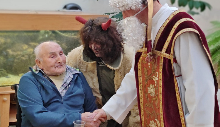 Hospici sv. Jana N. Neumanna zve na rozsvícení vánočního stromečku a benefiční jarmark