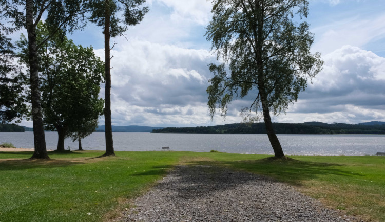 Investor chce postavit rekreační resort u lipenské přehrady, ekologové i místní obyvatelé projekt kritizují