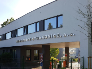 Fotovoltaické panely a bateriový systém. Strakonická nemocnice dokončila nákladnou modernizaci