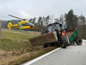 Vážná zranění, umělý spánek a dýchání pomocí přístrojů. Traktoristu u Lipnice přejel nezajištěný traktor