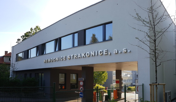 Fotovoltaické panely na střechách strakonické nemocnice sníží náklady na energii a zlepší komfort pacientů