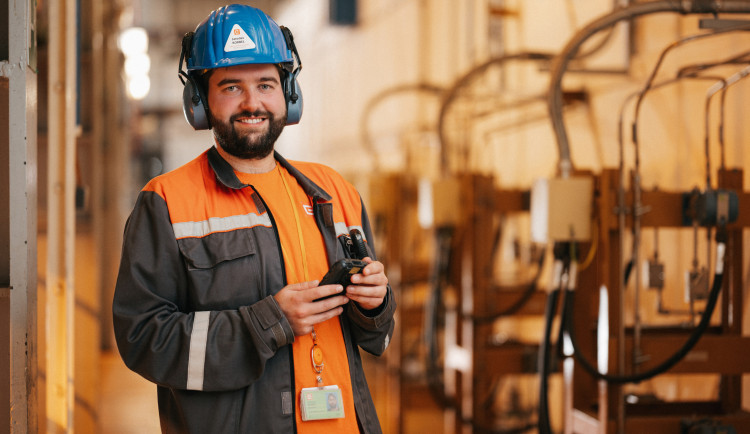 V Temelíně spravuje řídicí systémy, doma jezdí na bagru