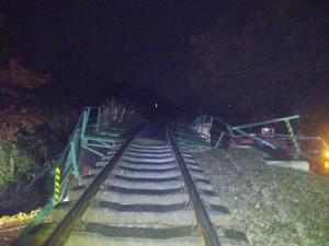 Řidič kamionu nerespektoval značky a zdemoloval železniční most. Škoda je 16 milionů