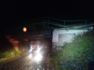 Řidič kamionu nerespektoval značky a zdemoloval železniční most. Škoda je 16 milionů