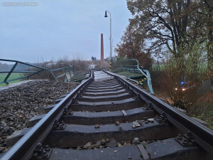 Řidič kamionu nerespektoval značky a zdemoloval železniční most. Škoda je 16 milionů