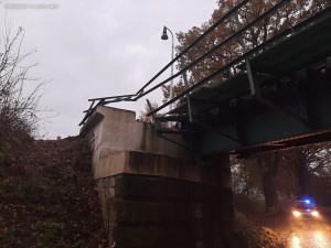 Řidič kamionu nerespektoval značky a zdemoloval železniční most. Škoda je 16 milionů