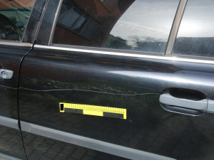 Poškrábaný lak, vyfouknutá kola a uražené zrcátko. Vandal v Českém Krumlově způsobil škody za 150 tisíc