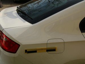 Poškrábaný lak, vyfouknutá kola a uražené zrcátko. Vandal v Českém Krumlově způsobil škody za 150 tisíc