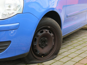 Poškrábaný lak, vyfouknutá kola a uražené zrcátko. Vandal v Českém Krumlově způsobil škody za 150 tisíc