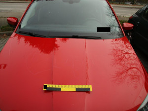 Poškrábaný lak, vyfouknutá kola a uražené zrcátko. Vandal v Českém Krumlově způsobil škody za 150 tisíc