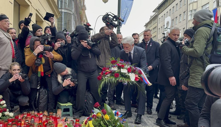 VIDEO: Na Národní třídu přišel položit květiny prezident Petr Pavel, premiér Fiala i Babiš si vyslechli ostrou kritiku davu