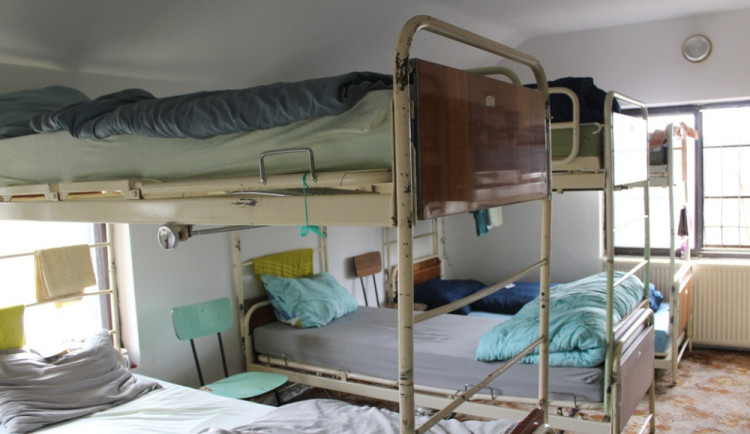 size4-16111366269887-152-jihlavska-nocleharna-havaj-hlasi-temer-denne-plno-bezdomovci-vyuzivaji-i-venkovni-iglu