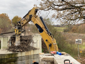 FOTO: Na Písecku je usazená náhradní konstrukce za most poškozený nárazem kamionu