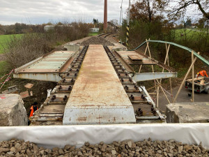 Na Písecku je usazená náhradní konstrukce za most poškozený nárazem kamionu.