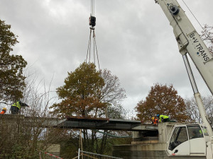 Na Písecku je usazená náhradní konstrukce za most poškozený nárazem kamionu.