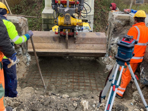 Na Písecku je usazená náhradní konstrukce za most poškozený nárazem kamionu.