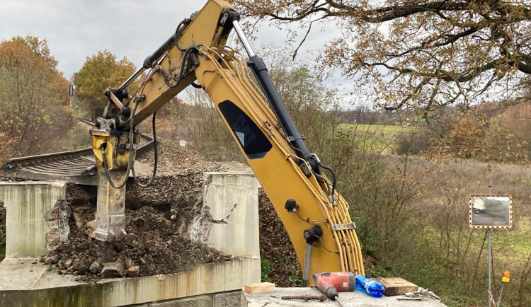 Na Písecku je usazená náhradní konstrukce za most poškozený nárazem kamionu.