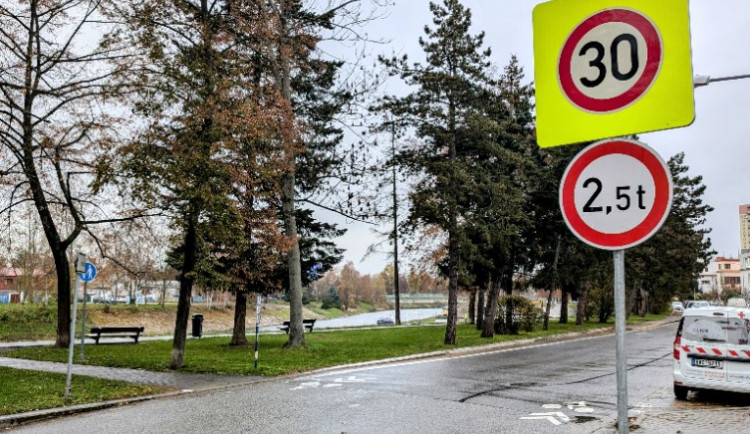 Cykloprovoz na Jiráskově nábřeží bude bezpečnější, město po kritice rozšířilo dopravní omezení