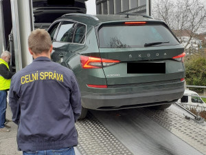 Policie zadržela skupinu, která v Česku nedanila zisky z taxislužeb. Stát připravila o 121 milionů