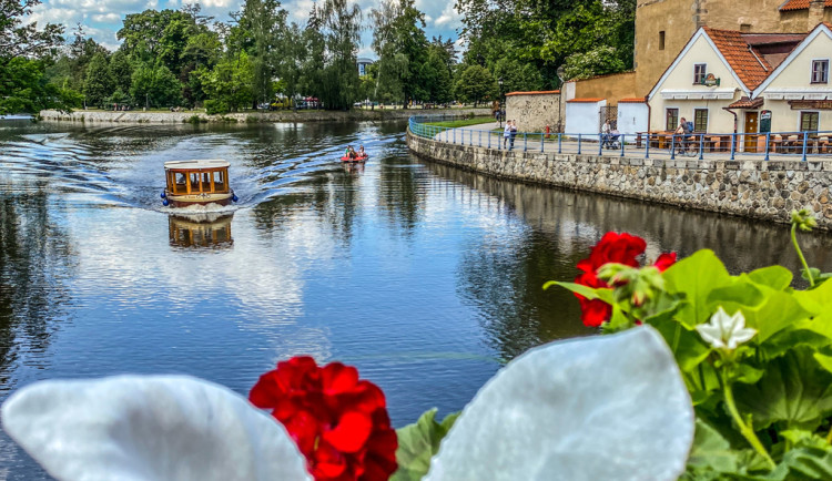 Zájem o plavbu na Budějovicku opět roste. Komorami na Vltavě proplulo více lodí než v loňském roce