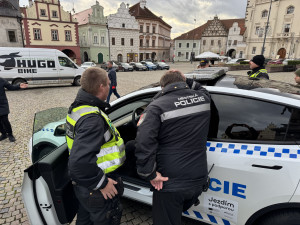 Táborští strážníci mají jako první v Česku služební Teslu Y. Při nákupu rozhodl poměr cena výkon