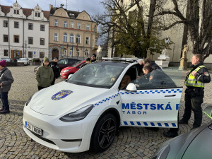 Táborští strážníci mají jako první v Česku služební Teslu Y. Při nákupu rozhodl poměr cena výkon