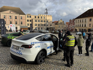 Táborští strážníci mají jako první v Česku služební Teslu Y. Při nákupu rozhodl poměr cena výkon