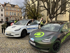 Táborští strážníci mají jako první v Česku služební Teslu Y. Při nákupu rozhodl poměr cena výkon