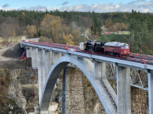 Nosnost mostu v Červené nad Vltavou prověřila dvojice historických lokomotiv