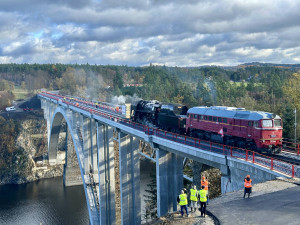 Nosnost mostu v Červené nad Vltavou prověřila dvojice historických lokomotiv