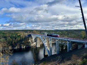 Nosnost mostu v Červené nad Vltavou prověřila dvojice historických lokomotiv
