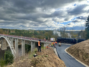 Nosnost mostu v Červené nad Vltavou prověřila dvojice historických lokomotiv