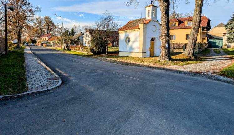 Obyvatelé části osady Kaliště mají nový vodovod i kanalizaci, čekali na ně přes třicet let