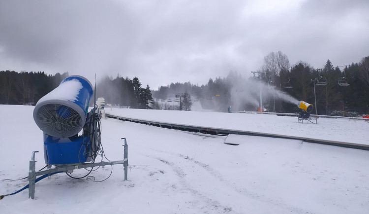 Skiareály Lipno a Zadov začaly zasněžovat sjezdovky, sezonu chtějí zahájit po 6. prosinci