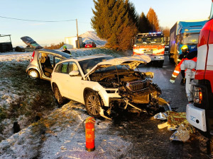 Silnice na některých místech namrzají. Policie řeší převrácený kamion nebo nehodu dvou aut