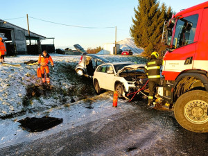 Silnice na některých místech namrzají. Policie řeší převrácený kamion nebo nehodu dvou aut