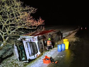 Silnice na některých místech namrzají. Policie řeší převrácený kamion nebo nehodu dvou aut