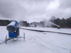 Skiareály Lipno a Zadov začaly zasněžovat sjezdovky, sezonu chtějí zahájit po 6. prosinci