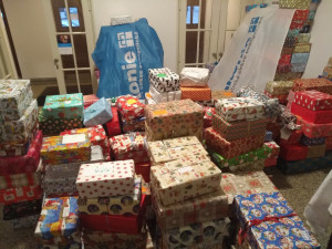 Shromážděné dárky čekají na okamžik, než se rozvezou obdarovaným osobám