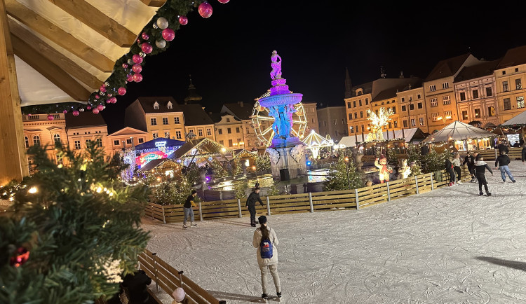 V adventním městečku je více než deset stánků s punčem, pomozte nám najít ten nejlepší