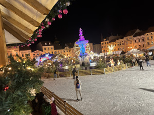 V adventním městečku je více než deset stánků s punčem, pomozte nám najít ten nejlepší