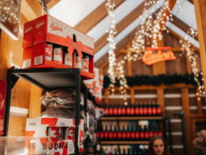 Charitativní ležák z Budvaru prozáří i letošní Vánoce. Jeho koupí přispějete na dobrou věc