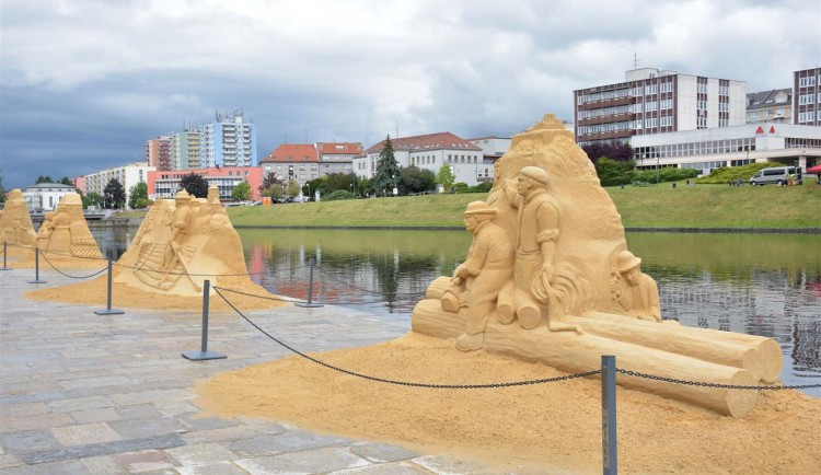 Z náplavky u řeky Otavy zmizí sochy z písku, město zdobily víc než půl roku