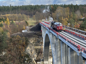 Železniční most u Červené nad Vltavou je dokončený. První cestující po něm přejedou dnes odpoledne