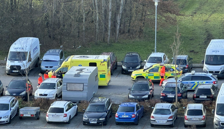 V karavanu v Budějcích našli mrtvou ženu. Případ vyšetřuje policie
