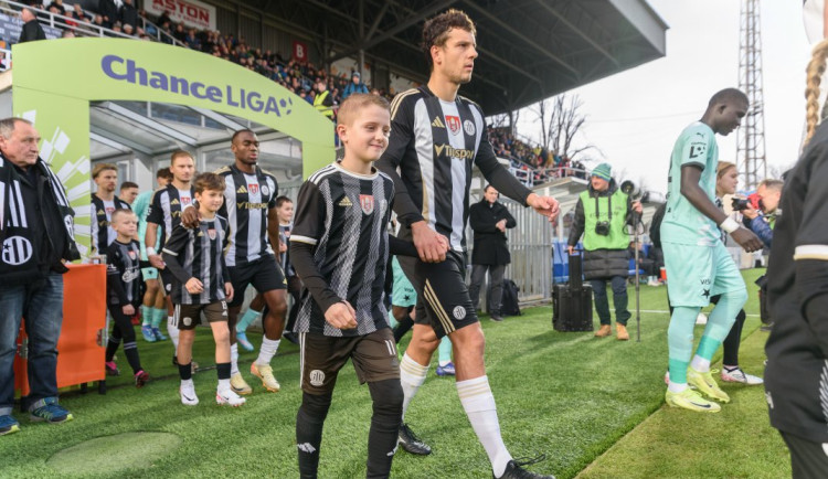 Fotbalisté Pardubic remizovali s Budějovicemi 0:0, Zlatohlávek nedal penaltu