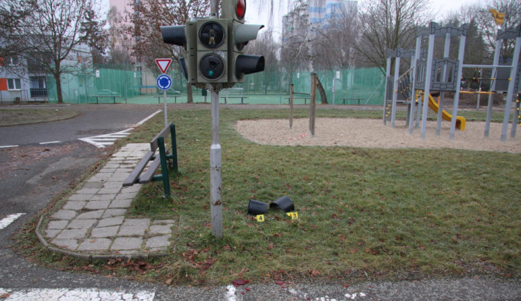 Rozbitá světla a rozlámané semafory. Vandal zničil dopravní hřiště u základní školy