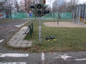 Rozbitá světla a rozlámané semafory. Vandal zničil dopravní hřiště u základní školy