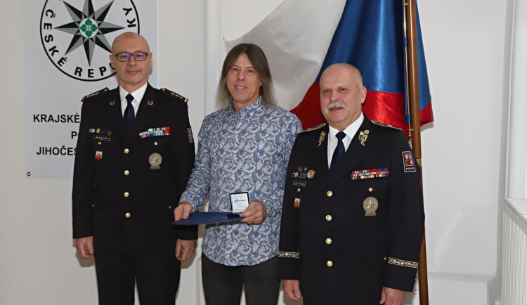 Empatický řidič zachránil zoufalého muže před skokem ze Žďákovského mostu