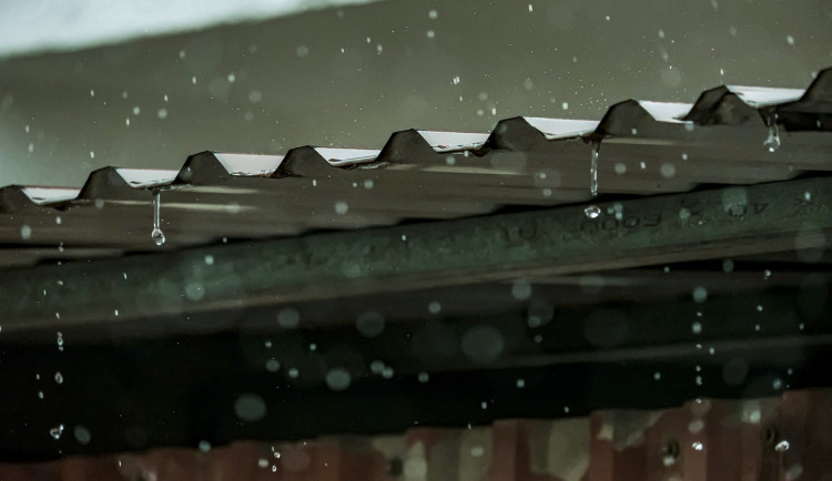 Česko čeká týden dešťových i sněhových přeháněk, hrozí námraza i ledovka